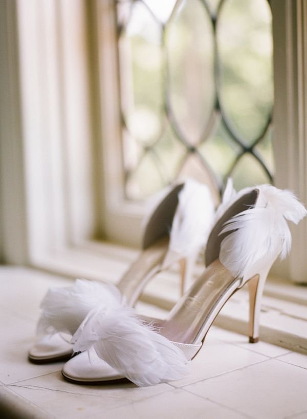 10 Inspirasi Feathered Wedding Dress, Gaun Pernikahan dengan Aksen Bulu-bulu yang Unik nan Menawan