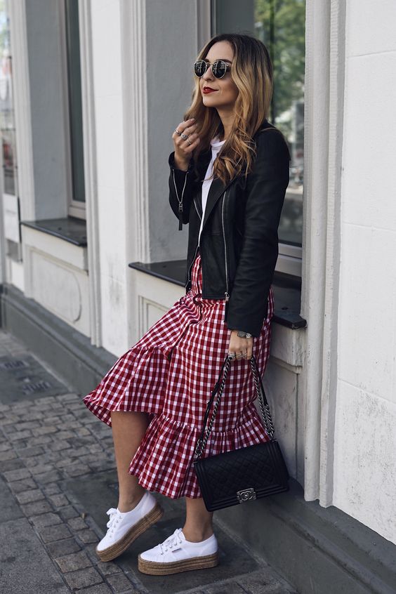 gingham skirt dan jaket kulit