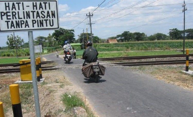 Ternyata, Ini Lo Alasan Kenapa Mesin Mobil Bisa Mati Kalau Nekat Terobos Palang KA. Bukan Hoaks!