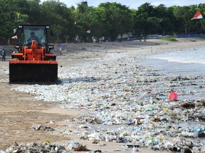 Realita Miris Tahun Baru: Banyak Pantai di Bali Dipenuhi Sampah Kiriman. Jumlahnya Sampai Berton-ton