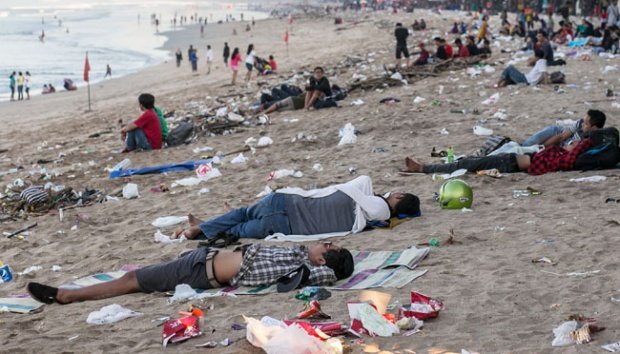 Realita Miris Tahun Baru: Banyak Pantai di Bali Dipenuhi Sampah Kiriman. Jumlahnya Sampai Berton-ton