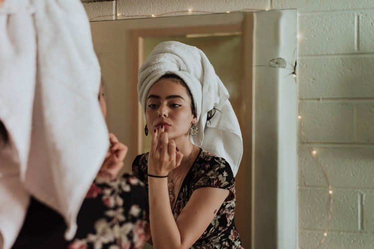 Simak Rahasia Para Pramugari Tetap Cantik Meski Tanpa Make-Up Tebal. Wajib Tiru!