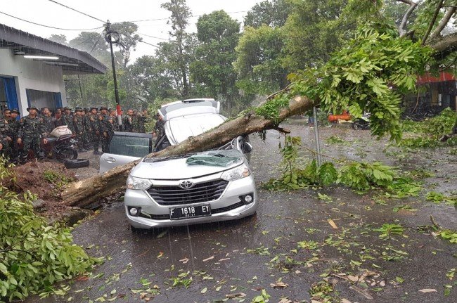 Yuk Kenali Ciri-ciri Datangnya Puting Beliung. Setelah Landa Bogor Kemarin, Kita Wajib Waspada