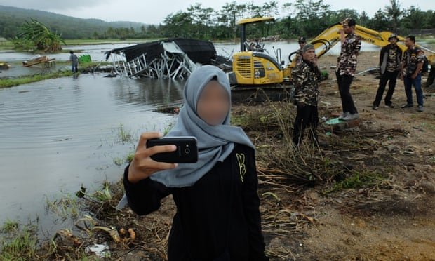 Mau Liput Bencana, Media Asing Ini Justru Kaget Lokasi Tsunami di Banten Jadi Spot Selfie Dadakan