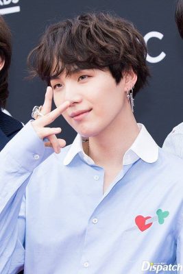 Suga BTS menggunakan pose ini saat berfoto di acara Bilboard Music Award 2018