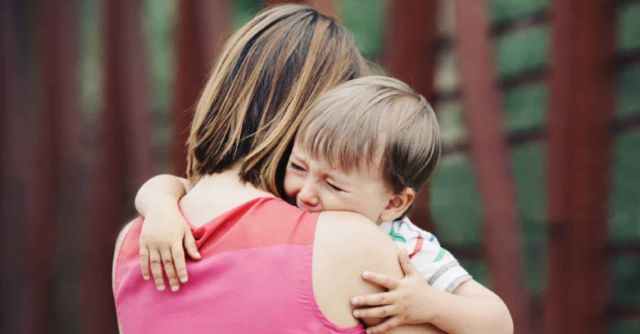 Nggak Usah Malu atau Bingung, Ini 7 Trik Menenangkan Bocah yang Nangis Guling-Guling di Tempat Umum