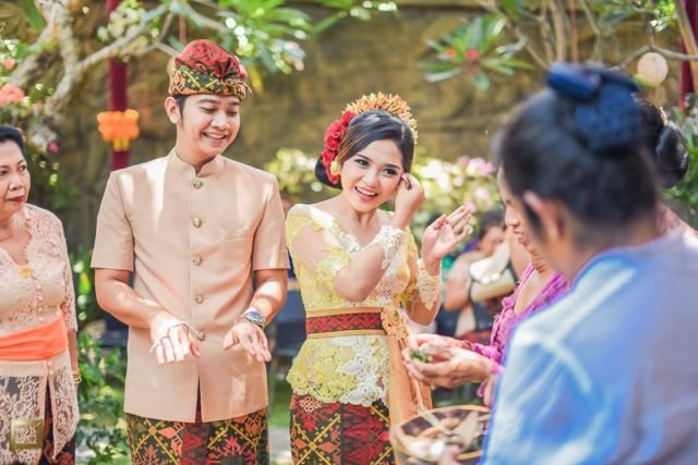 10 Inspirasi Penampilan Mempelai dalam Balutan Busana Pernikahan Khas Bali. Pesonanya Paripurna!