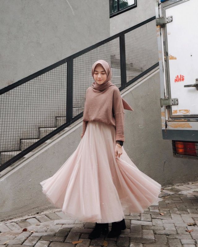 Inilah 10 Tampilan Cantik Hijaber Pakai Rok Tutu Panjang. Bisa Jadi Inspirasi Kalau Mau Jalan-Jalan