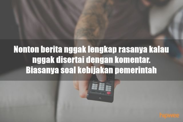 11 Ciri Khas Bapak-Bapak Kalau Lagi Menguasai TV di Rumah. Kelakuannya Bikin Kangen Nggak sih? :D