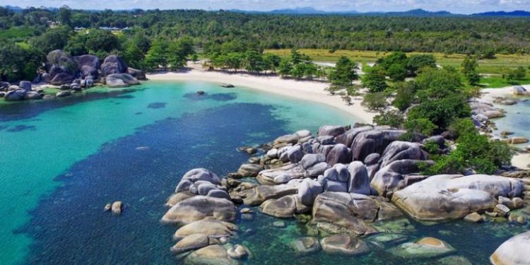 Banyak Sampah Berserakan di Pantai Tanjung Tinggi. Negeri Laskar Pelangi Kok Jadi Kotor Begini?