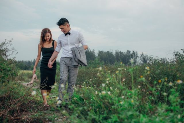 10 Foto Prewedding di Hutan dengan Tema yang Unik. Nggak Kalah Sama Ammar Zoni dan Irish Bella!