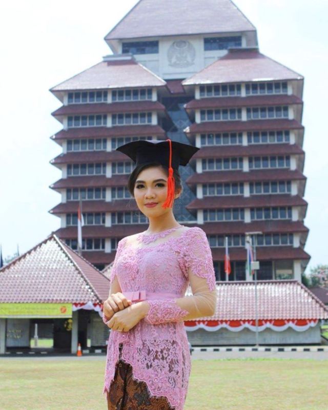 8 Kebaya Wisuda ala Selebritas Tanah Air. Cantik Elegan, Bikin Momen 'Sukses' Lebih Berkesan