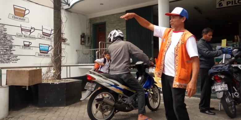 5 Harapan Pemotor buat Tukang Parkir yang Jarang Banget Terjadi. Kita Semua Butuh Jukir yang Asyique!