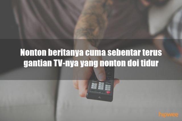 11 Ciri Khas Bapak-Bapak Kalau Lagi Menguasai TV di Rumah. Kelakuannya Bikin Kangen Nggak sih? :D