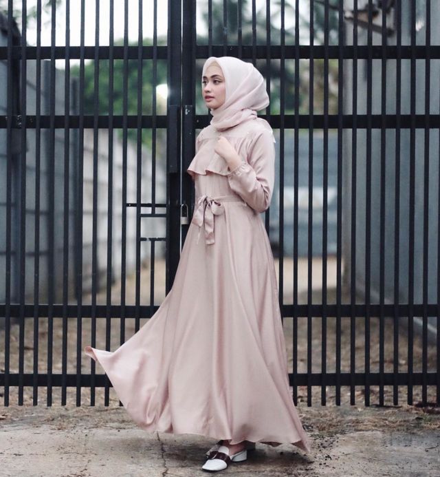 11 Padu Padan Gamis + Hijab yang Cantik untuk Kondangan. Kalau Pakai Kebaya Terus kan Bosan