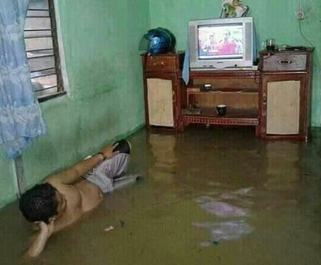 15 Potret Santainya Orang Indonesia Saat Hadapi Banjir. Yang Penting Harus Selalu Bersyukur sih, Yha~