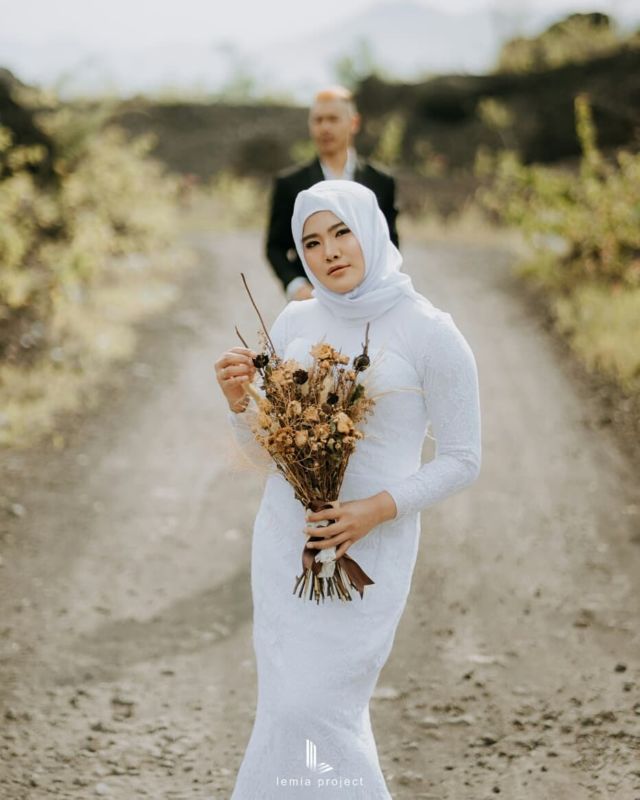 10 Foto Postwedding Pasangan Atlet Hanifan-Pipiet. Unik dalam Balutan Baju Pencak Silat!