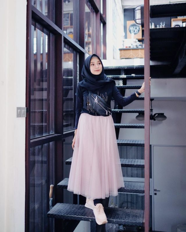 Inilah 10 Tampilan Cantik Hijaber Pakai Rok Tutu Panjang. Bisa Jadi Inspirasi Kalau Mau Jalan-Jalan