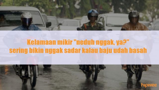 11 Hal yang Ada di Pikiran Pengendara Motor Saat Turun Hujan. Keselnya Sampe Bikin Basah Kuyup~