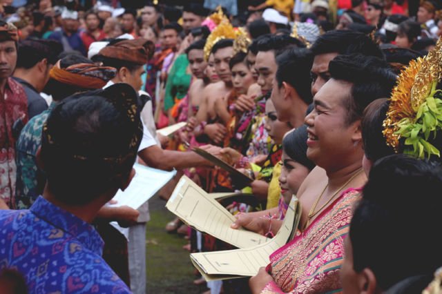 Nikah Massal Nggak Cuma Tradisi Tapi Juga Jadi Solusi. Seperti di DKI Jakarta pas Malam Tahun Baru Ini