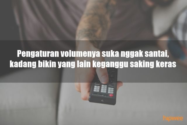 11 Ciri Khas Bapak-Bapak Kalau Lagi Menguasai TV di Rumah. Kelakuannya Bikin Kangen Nggak sih? :D