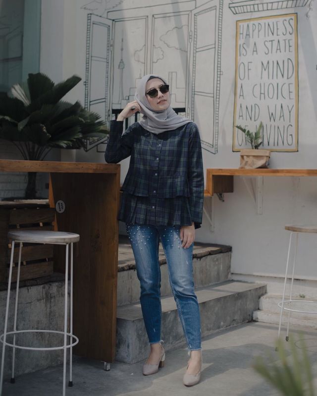 10 Gaya Semi Formal dengan Celana Jeans. Freshgraduate yang Belum Punya Banyak Baju Wajib Coba!