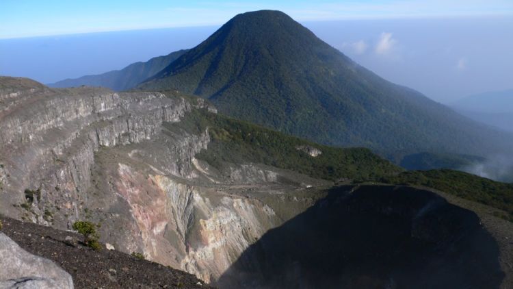 Kisah Misteri Gunung Gede Pangrango 