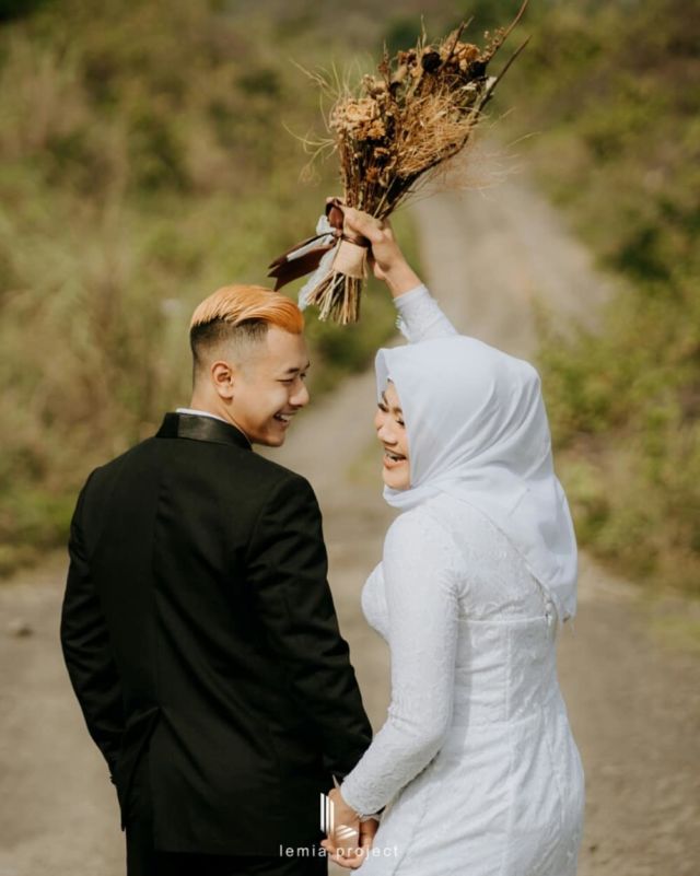 10 Foto Postwedding Pasangan Atlet Hanifan-Pipiet. Unik dalam Balutan Baju Pencak Silat!