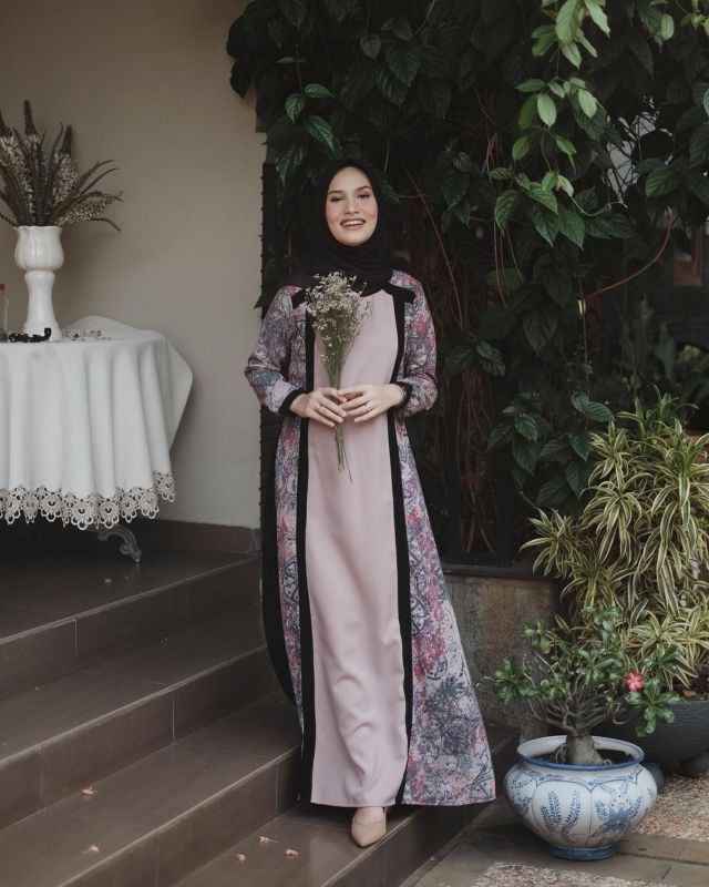 11 Padu Padan Gamis + Hijab yang Cantik untuk Kondangan. Kalau Pakai Kebaya Terus kan Bosan