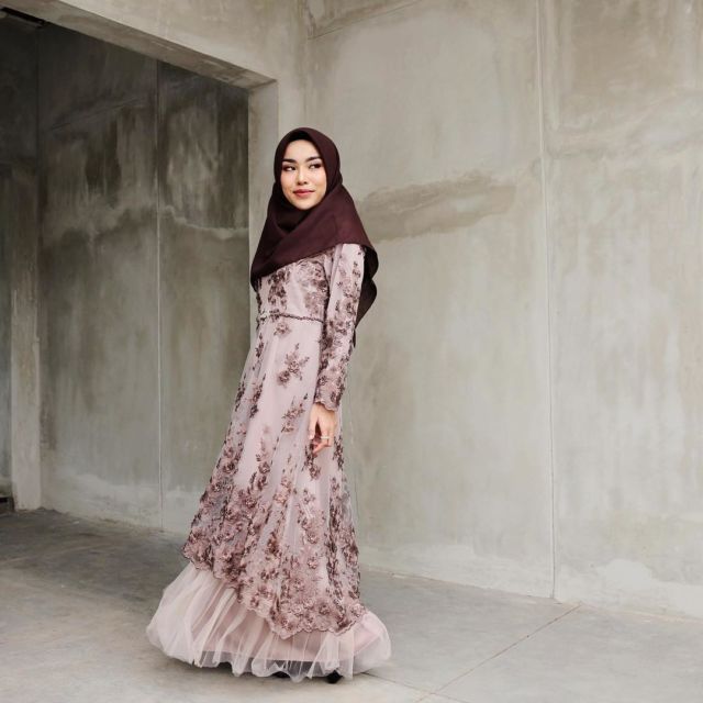 11 Padu Padan Gamis + Hijab yang Cantik untuk Kondangan. Kalau Pakai Kebaya Terus kan Bosan