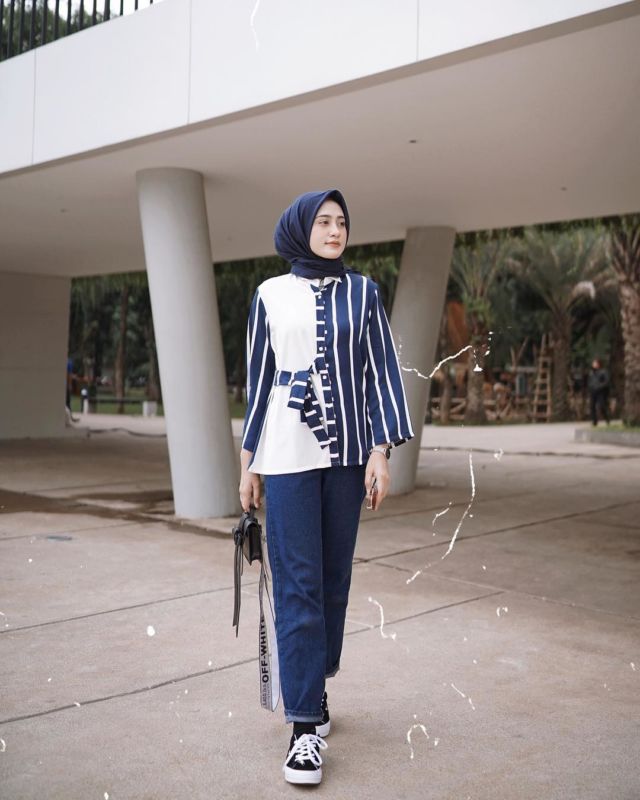 10 Gaya Semi Formal dengan Celana Jeans. Freshgraduate yang Belum Punya Banyak Baju Wajib Coba!