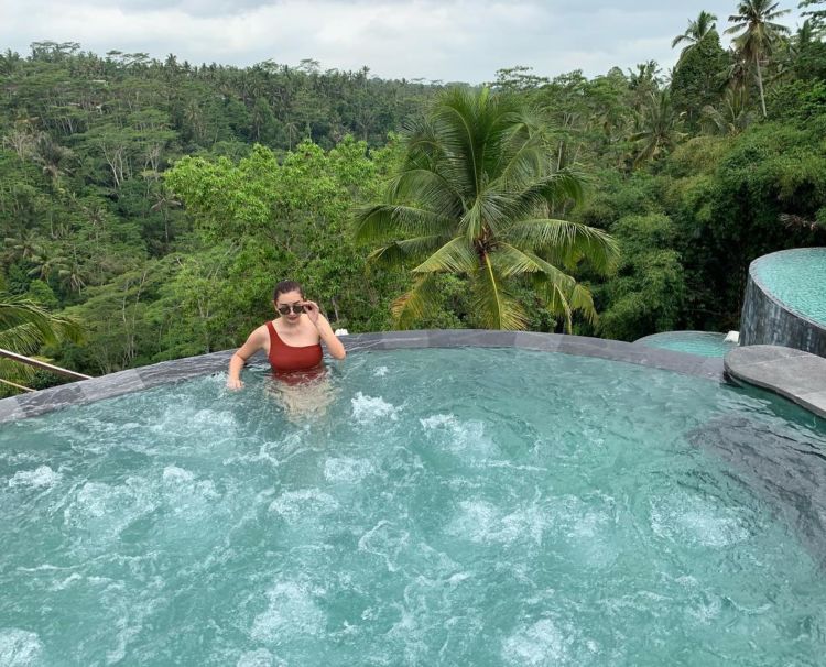 Potret Kemesraan Bulan Madu Aura Kasih dan Suami Bulenya. Mulai dari Resort di Bali sampai Bangkok!