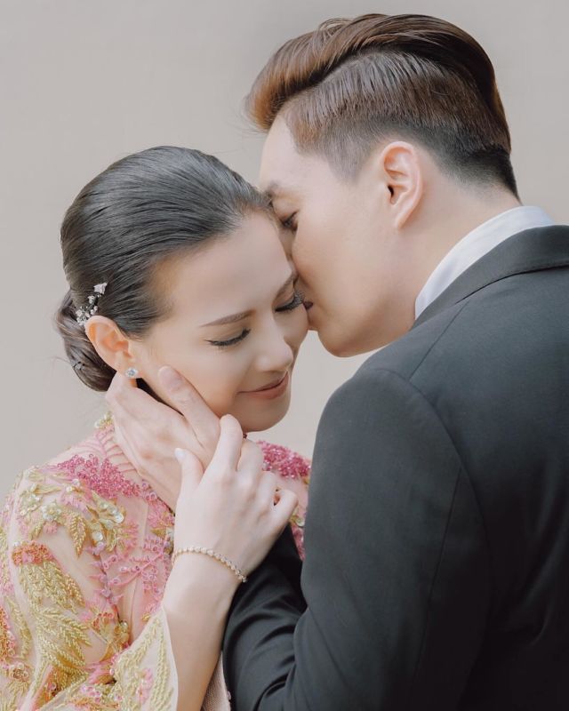 9+ Potret Pernikahan Romantis Edric Tjandra-Vanny. Hipwee Jatuh Cinta dengan Makeupnya!