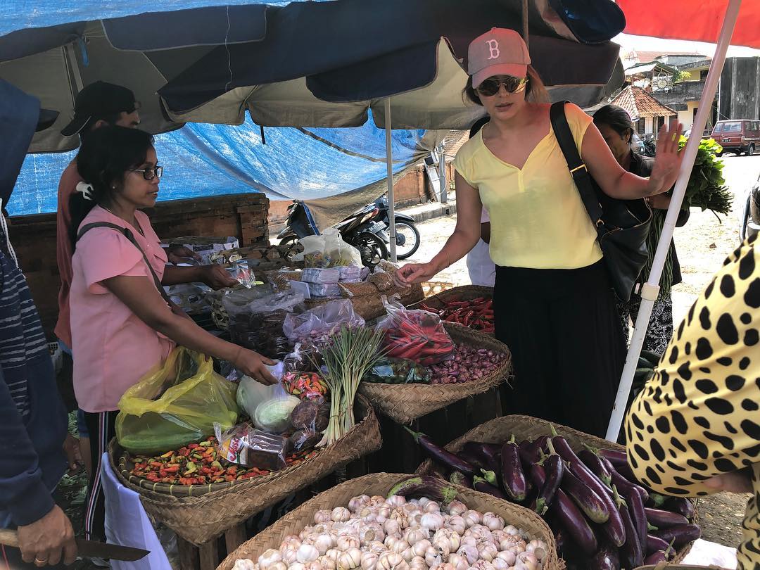 Cantik dan Nggak Jaim, Tamara Bleszynski Buka Warung Makan dan Belanja Sendiri ke Pasar