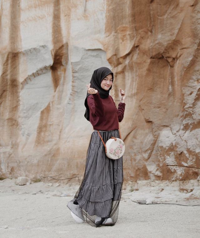 Inilah 10 Tampilan Cantik Hijaber Pakai Rok Tutu Panjang. Bisa Jadi Inspirasi Kalau Mau Jalan-Jalan