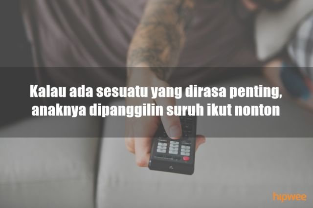 11 Ciri Khas Bapak-Bapak Kalau Lagi Menguasai TV di Rumah. Kelakuannya Bikin Kangen Nggak sih? :D