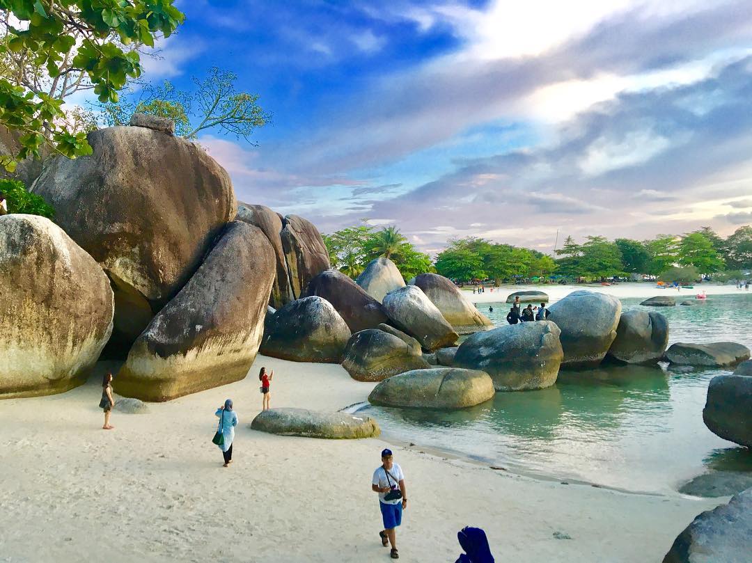 Banyak Sampah Berserakan di Pantai Tanjung Tinggi. Negeri Laskar Pelangi Kok Jadi Kotor Begini?