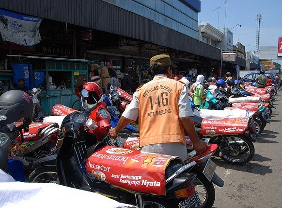 5 Harapan Pemotor buat Tukang Parkir yang Jarang Banget Terjadi. Kita Semua Butuh Jukir yang Asyique!