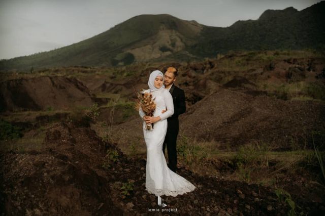 10 Foto Postwedding Pasangan Atlet Hanifan-Pipiet. Unik dalam Balutan Baju Pencak Silat!