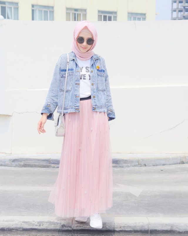 Inilah 10 Tampilan Cantik Hijaber Pakai Rok Tutu Panjang. Bisa Jadi Inspirasi Kalau Mau Jalan-Jalan