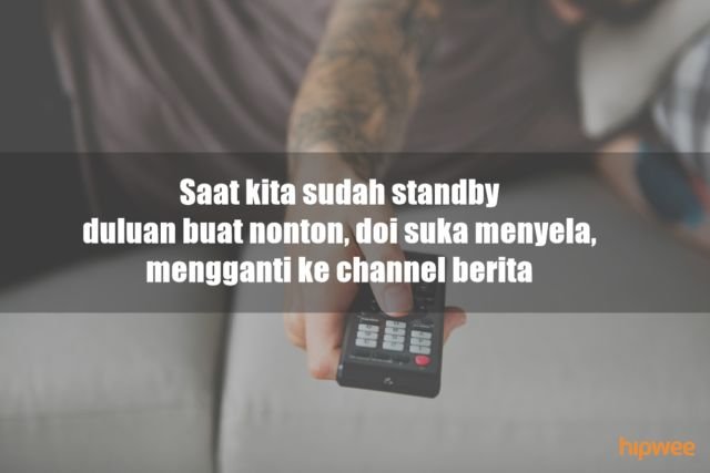 11 Ciri Khas Bapak-Bapak Kalau Lagi Menguasai TV di Rumah. Kelakuannya Bikin Kangen Nggak sih? :D