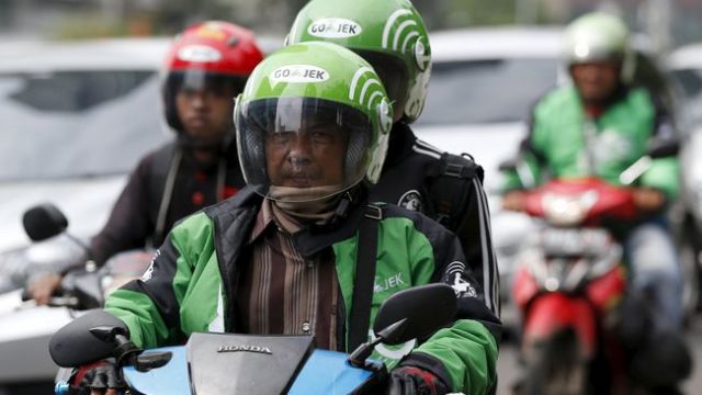 Driver Online terlihat menggunakan handphone pada saat mengemudi