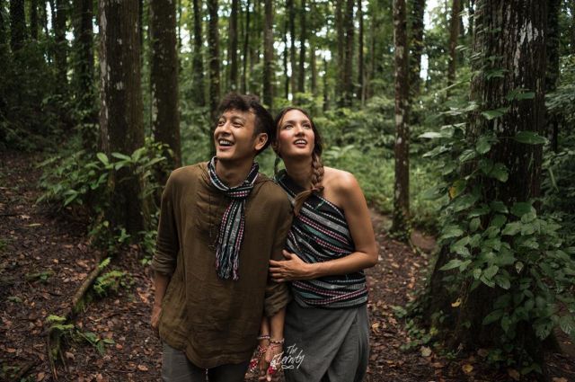 10 Foto Prewedding di Hutan dengan Tema yang Unik. Nggak Kalah Sama Ammar Zoni dan Irish Bella!