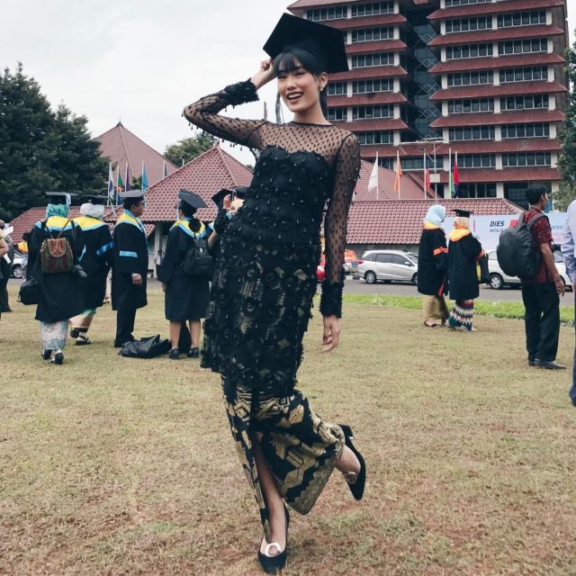 8 Kebaya Wisuda ala Selebritas Tanah Air. Cantik Elegan, Bikin Momen 'Sukses' Lebih Berkesan