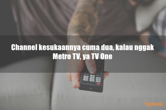 11 Ciri Khas Bapak-Bapak Kalau Lagi Menguasai TV di Rumah. Kelakuannya Bikin Kangen Nggak sih? :D