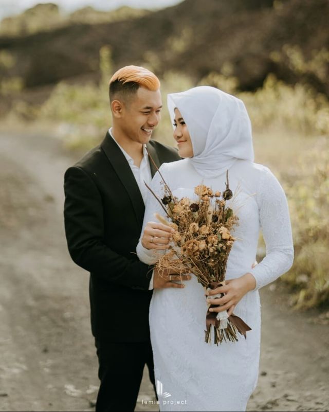 10 Foto Postwedding Pasangan Atlet Hanifan-Pipiet. Unik dalam Balutan Baju Pencak Silat!