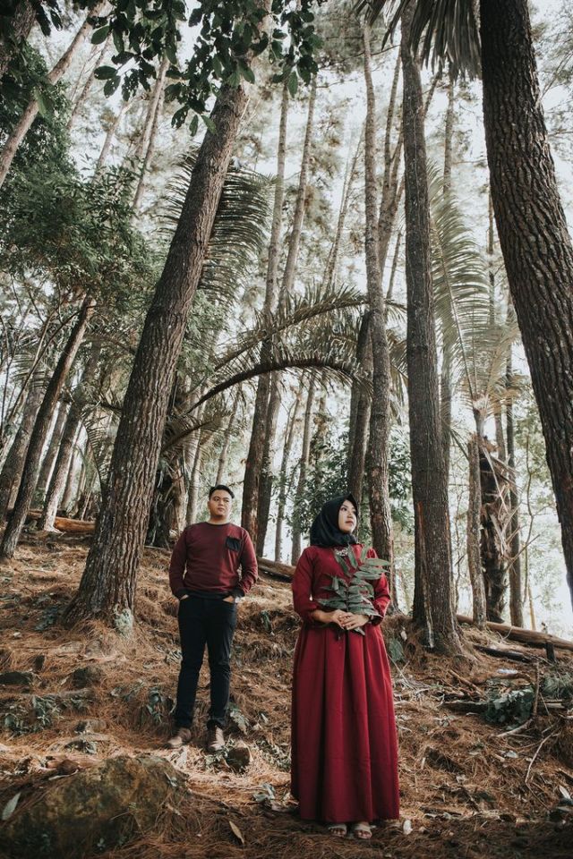 10 Foto Prewedding di Hutan dengan Tema yang Unik. Nggak Kalah Sama Ammar Zoni dan Irish Bella!