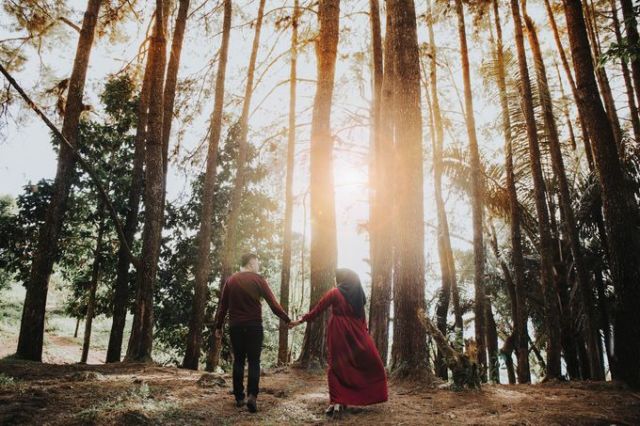 10 Foto Prewedding di Hutan dengan Tema yang Unik. Nggak Kalah Sama Ammar Zoni dan Irish Bella!