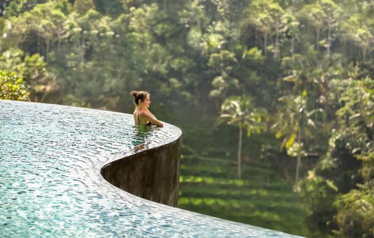 Potret Kemesraan Bulan Madu Aura Kasih dan Suami Bulenya. Mulai dari Resort di Bali sampai Bangkok!