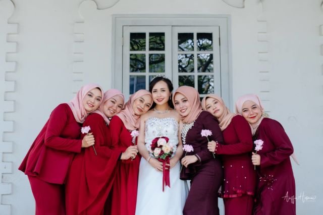 Indahnya Perbedaan, Viralnya Foto Pernikahan di Gereja Bersama Semua Bridesmaid Berhijab di Malaysia Ini Tuai Pujian